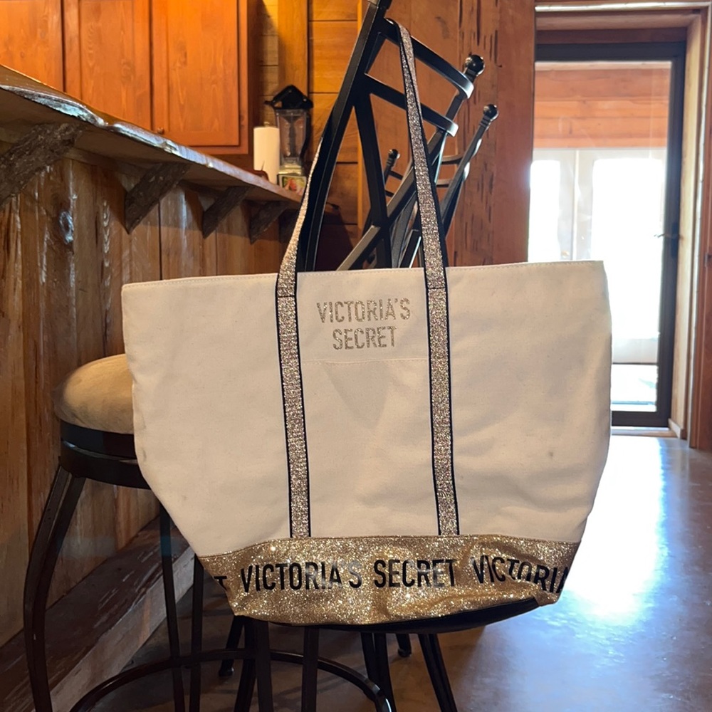 matching VS tote bags